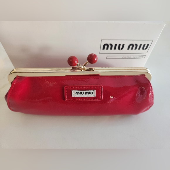 Kiss Lock Cherry Red Novelty Bag With Crossbody Chain - Picture 2 of 9